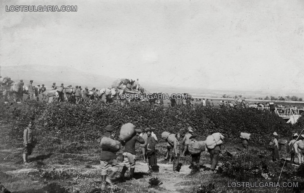 "На път за заложничество" - офицери от 12-ти пехотен Балкански полк пренасят багажа си от гарата до пленническия лагер Шамли край Солун (8 километра), 25 април 1919 г.