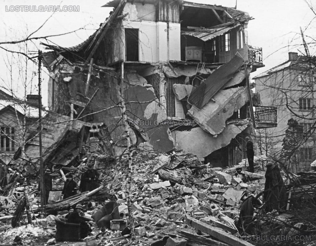 София, доброволци от Въздушна защита разчистват отломките на жилищна сграда, срутена от бомбардировките на англо-американската авиация в нощта на 9 срещу 10 януари 1944 г.