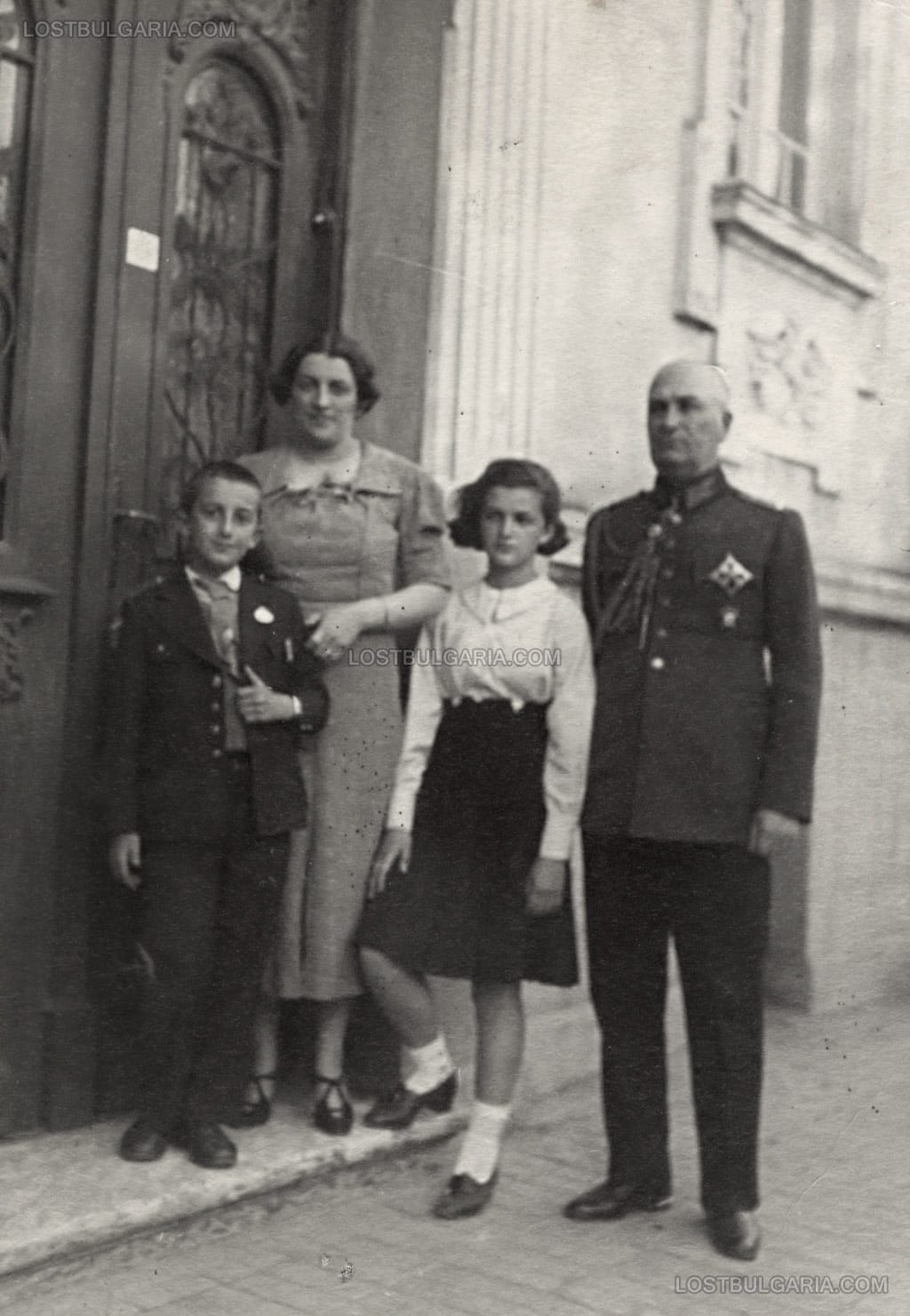 Генерал Георги Марков Тотев със семейството си - съпругата му Мила Йорданова и децата им Ксения и Жорж, София около 1940 г.