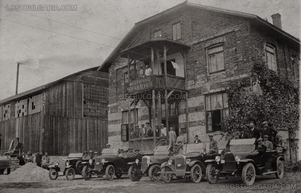 Сгради и автопарк на Склад за дървен материал на Никола Бучков, намирал се зад пехотните казарми (днес мястото до административната сграда на НДК). София, началото на 30-те години на ХХ век