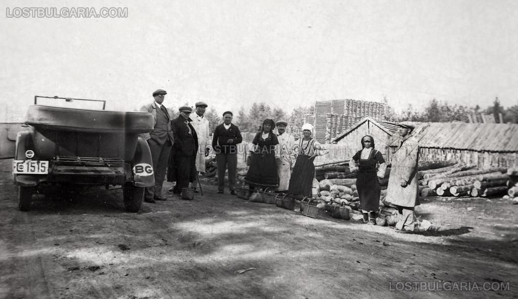 Собственикът на склад за дървен материал в София Никола Бучков инспектира производството на греди и дъски, неизвестно къде, 30-те години на ХХ век