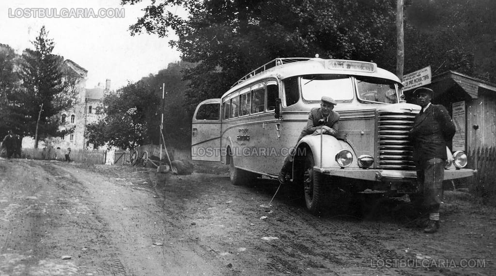 Пътническа линия София - Рилски манастир с автобус Боргвард (Borgward). Околностите на Рилския манастир, началото на 40-те години на ХХ век