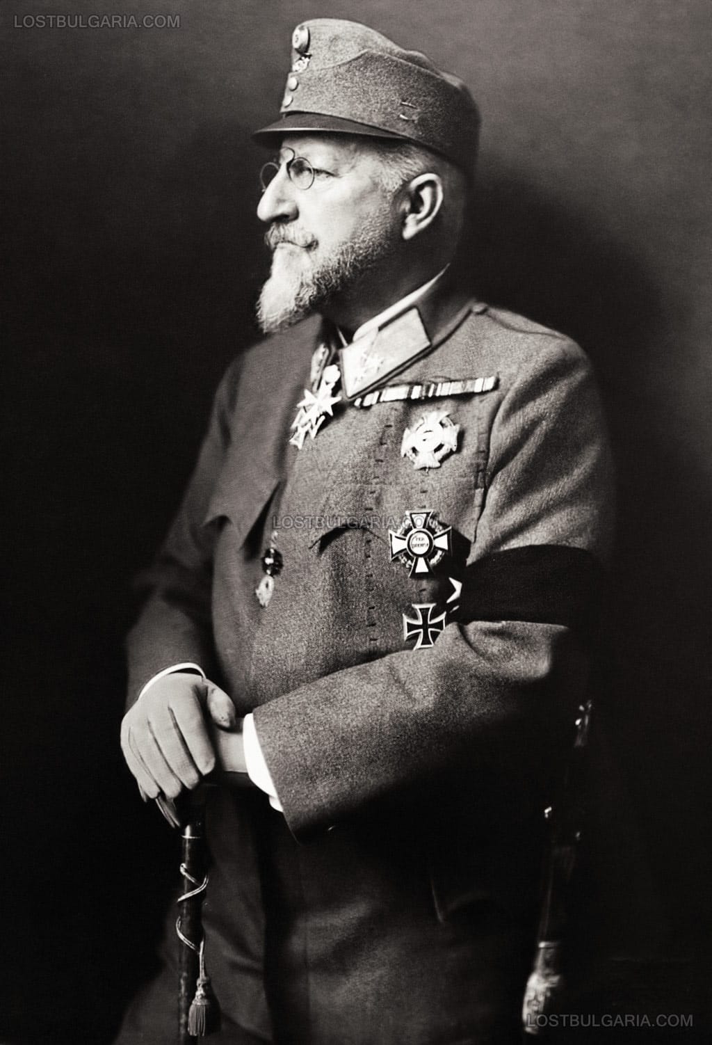 Цар Фердинанд, облечен в австро-унгарска (австрийска) генералска униформа и с траурна лента на ръкава по повод кончината на император Франц Йосиф през 1916 г.