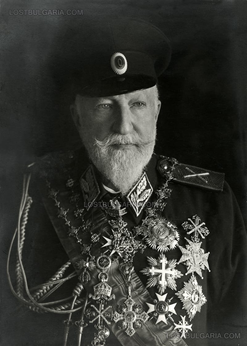 Една от последните фотографии на Цар Фердинанд, облечен в българска униформа на Фелдмаршал, с най-високи степени български и чуждестранни ордени, Кобург 1940-41 г.