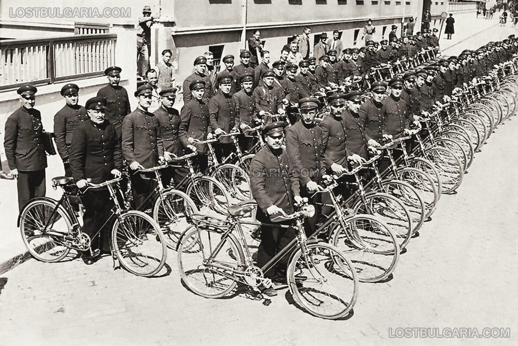 София, пощенски куриери с велосипеди, около 1940 г.