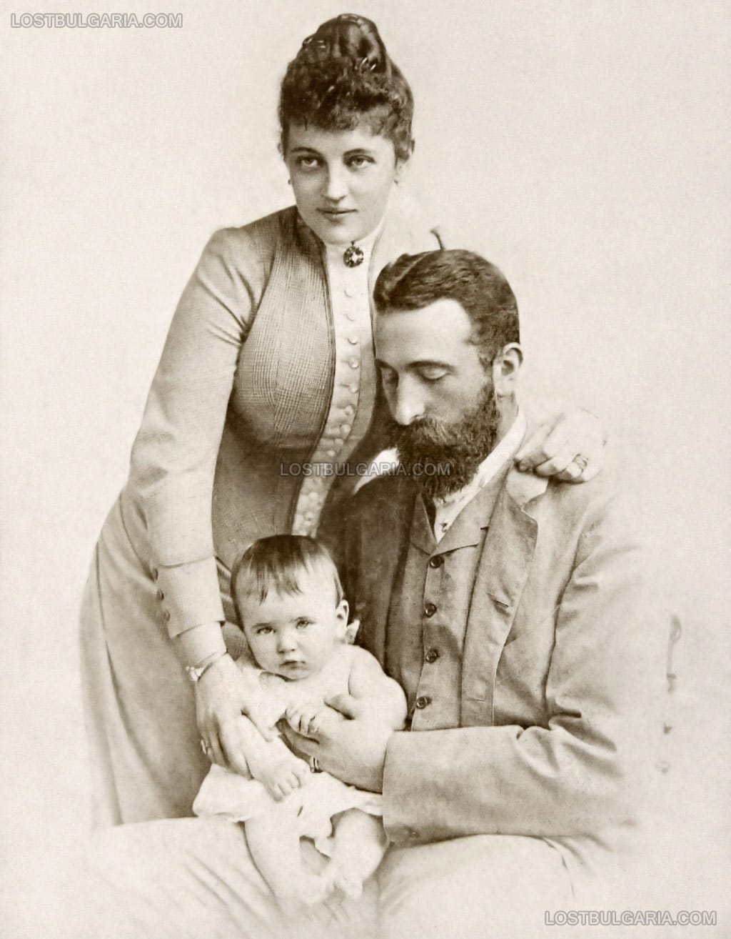 Портрет на Александър Батенберг фон Хартенау със съпругата му Йохана Лойзингер и сина им Крум-Асен, София, около 1891 г.