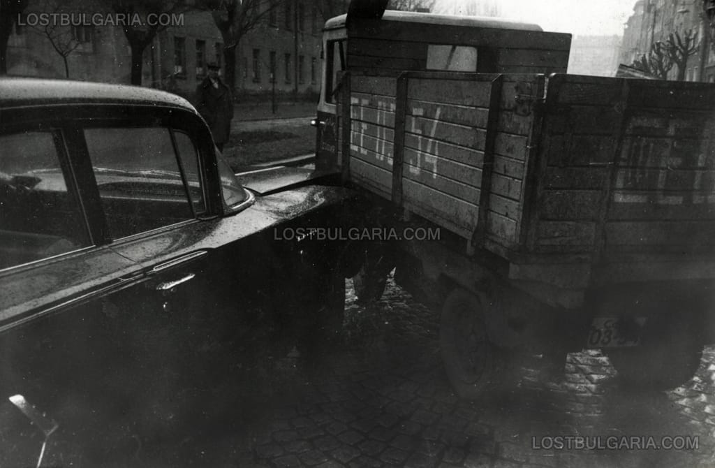 Катастрофа между дипломатически автомобил Шевролет (Chevrolet Delray 1960) и електрокар за снабдяване с въглища на ДТП Топливо - София. 60-те години на ХХ век