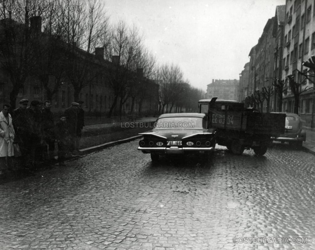 Катастрофа между дипломатически автомобил Шевролет (Chevrolet Delray 1960) и електрокар за снабдяване с въглища на ДТП Топливо - София. 60-те години на ХХ век