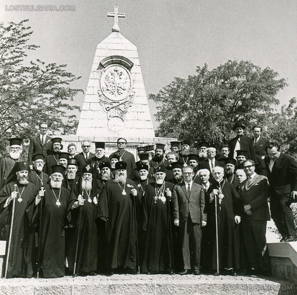 Висши духовници и новоизбрания патриарх Максим пред паметника на император Александър II на връх Шипка, юли 1971 г.