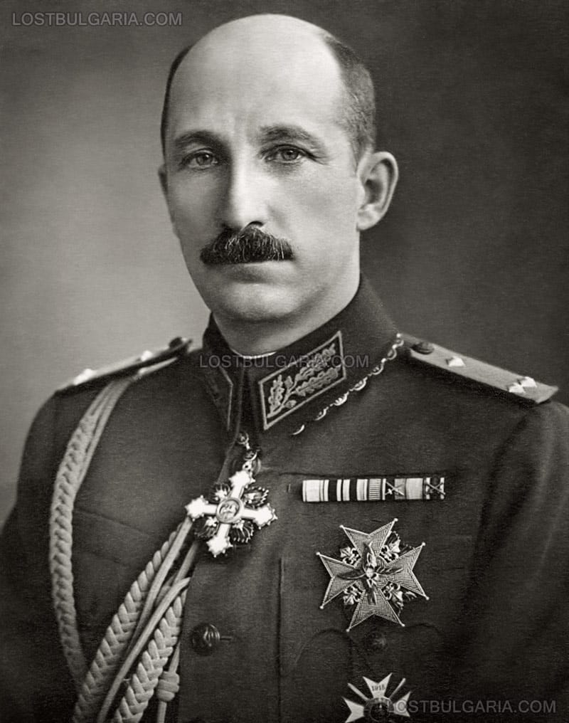 Официален портрет на Н.В.Цар Борис III в униформа на пълен генерал с огърлието и звездата на ордена "Свети Равноапостоли Кирил и Методий" и кръста "За храброст", около 1941 г.