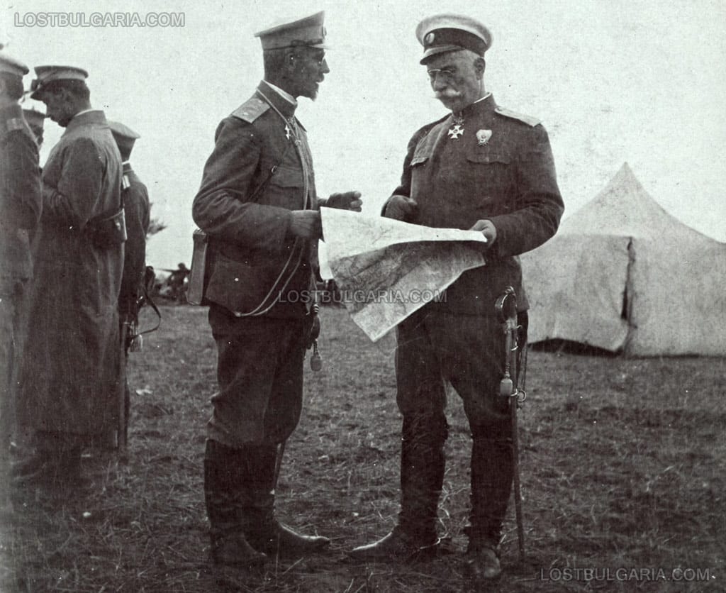 Командващият III-та пехотна балканска дивизия генерал-майор Иван Сарафов докладва на командващия Втора армия генерал Васил Кутинчев обстановката и направените от него за този ден разпореждания, наблюдателен пункт на III-та пех. балканска дивизия на позицията при село Бараково, юли 1913 г.