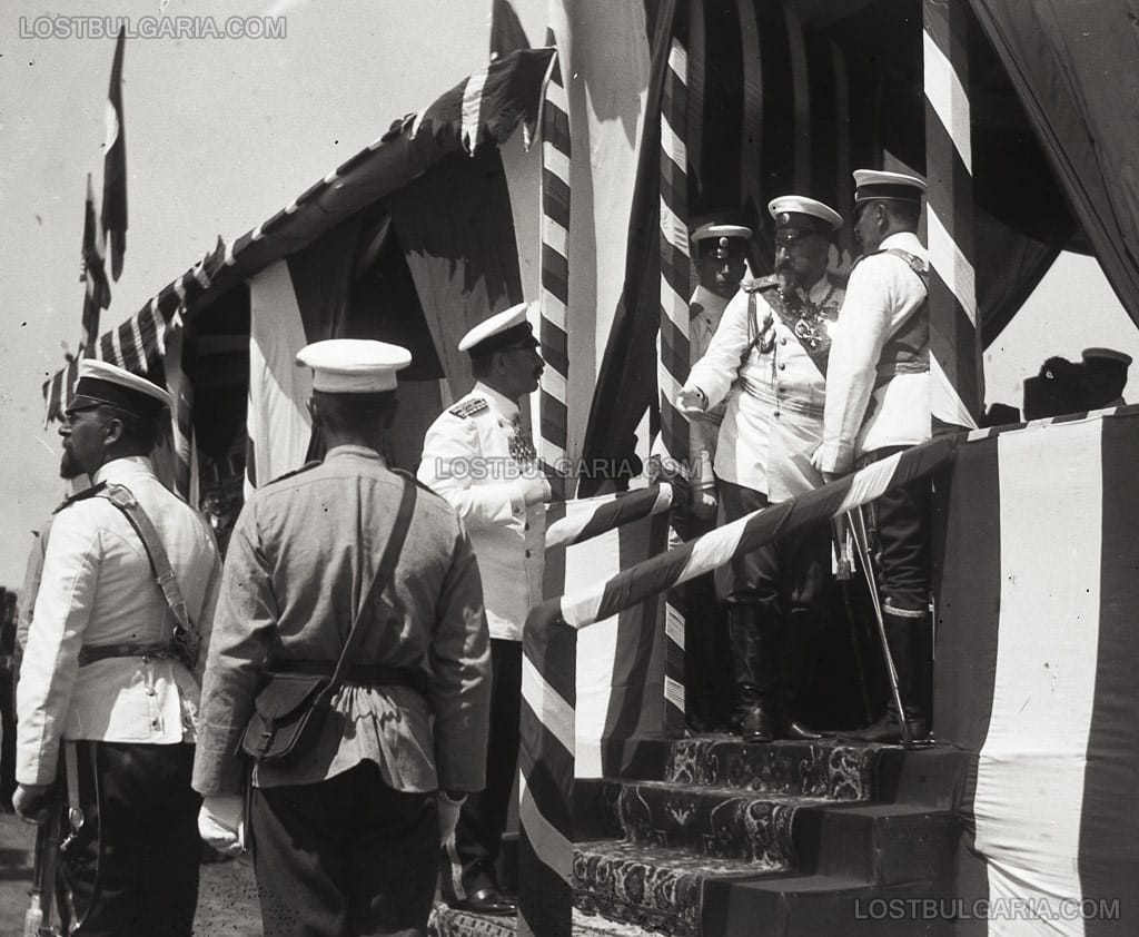 Н.В.Цар Фердинанд в празничната шатра за наблюдение на парада по повод посещението на турския престолонаследник Принц Юсуф Изедин в София, 1910 г.