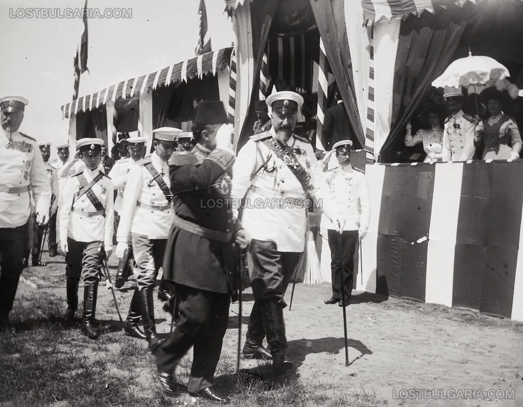 Н.В.Цар Фердинанд с князете Кирил и Борис и турския престолонаследник Принц Юсуф Изедин на път за празничната шатра за наблюдение на парада по повод посещението на принца в София, 1910 г.
