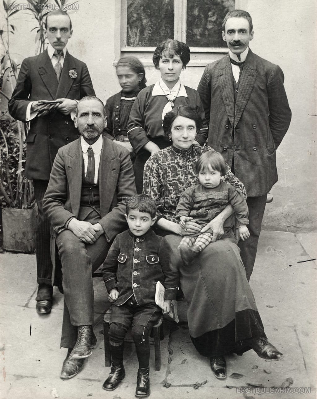 Семейството на Исак и Донуга Паси (седнали), прави са синовете им Соломон (ляво) и Нисим със съпругата му Султана и децата им Исак и Софи, Пловдив, началото на ХХ век