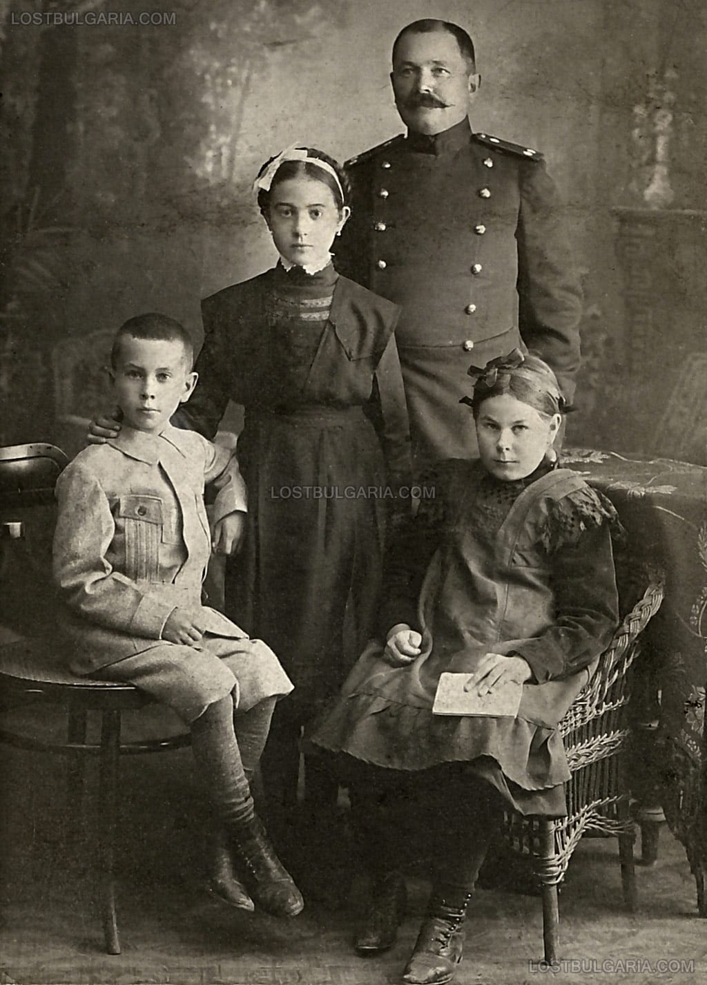 Полковник Васил Петев с децата си - Ботю, Фана и Евдокия, София, около 1912-13 г.