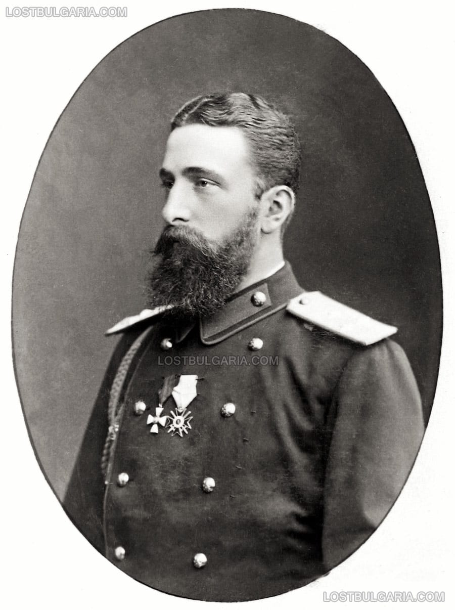 Княз Александър Батенберг с ордена "За храброст" и руският "Георгиевски кръст", фотография от 1886 г.