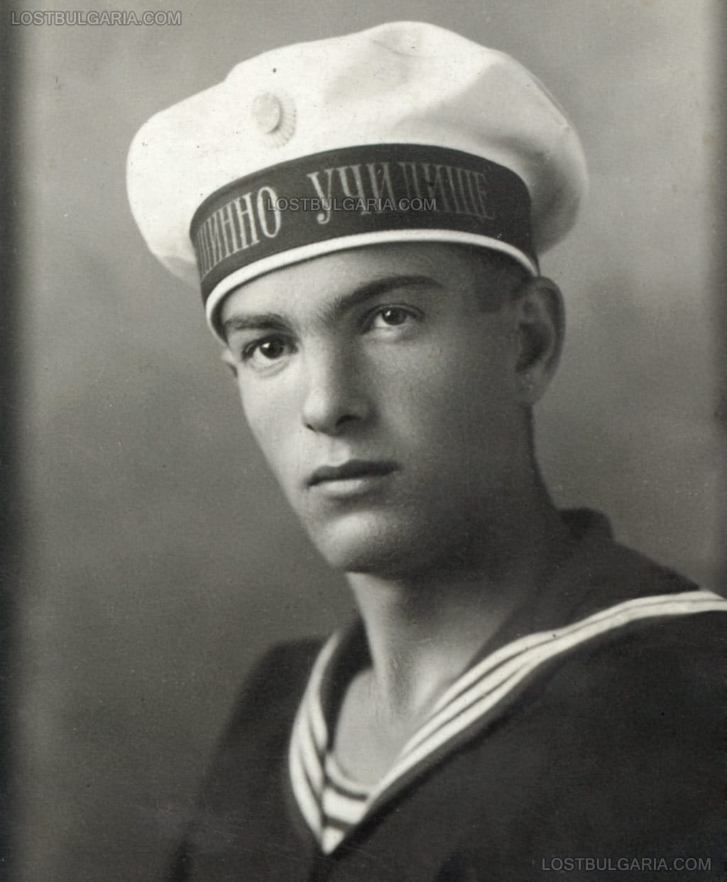 Поетът Никола Вапцаров като курсант в Морското машинно училище във Варна, края на 20-те години на ХХ век