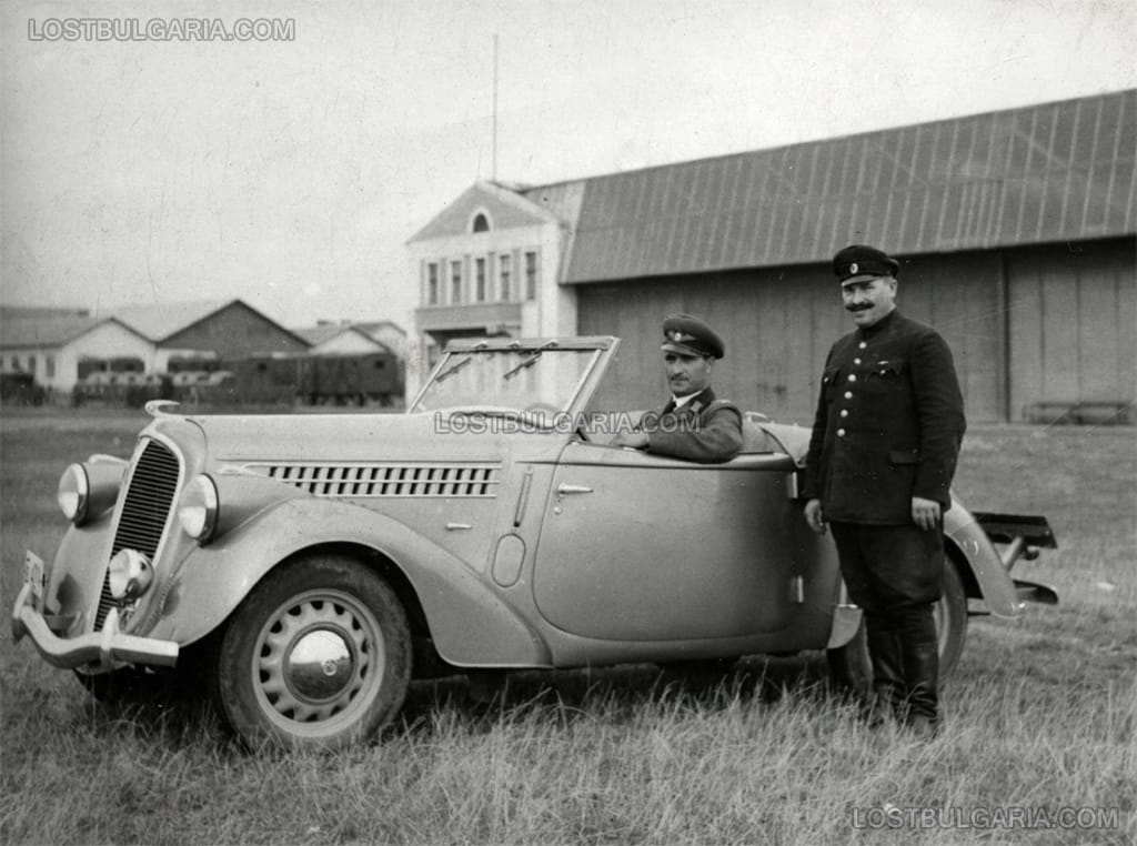 Летецът капитан Петко Попганчев със своя автомобил Шкода кабриолет, края на 30-те години на ХХ век