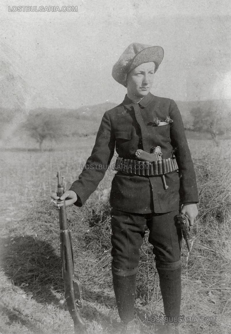 Млада жена, въоръжена с карабина Манлихер, патрондаш с ловни патрони и пистолети Люгер, края на 20-те години на ХХ век