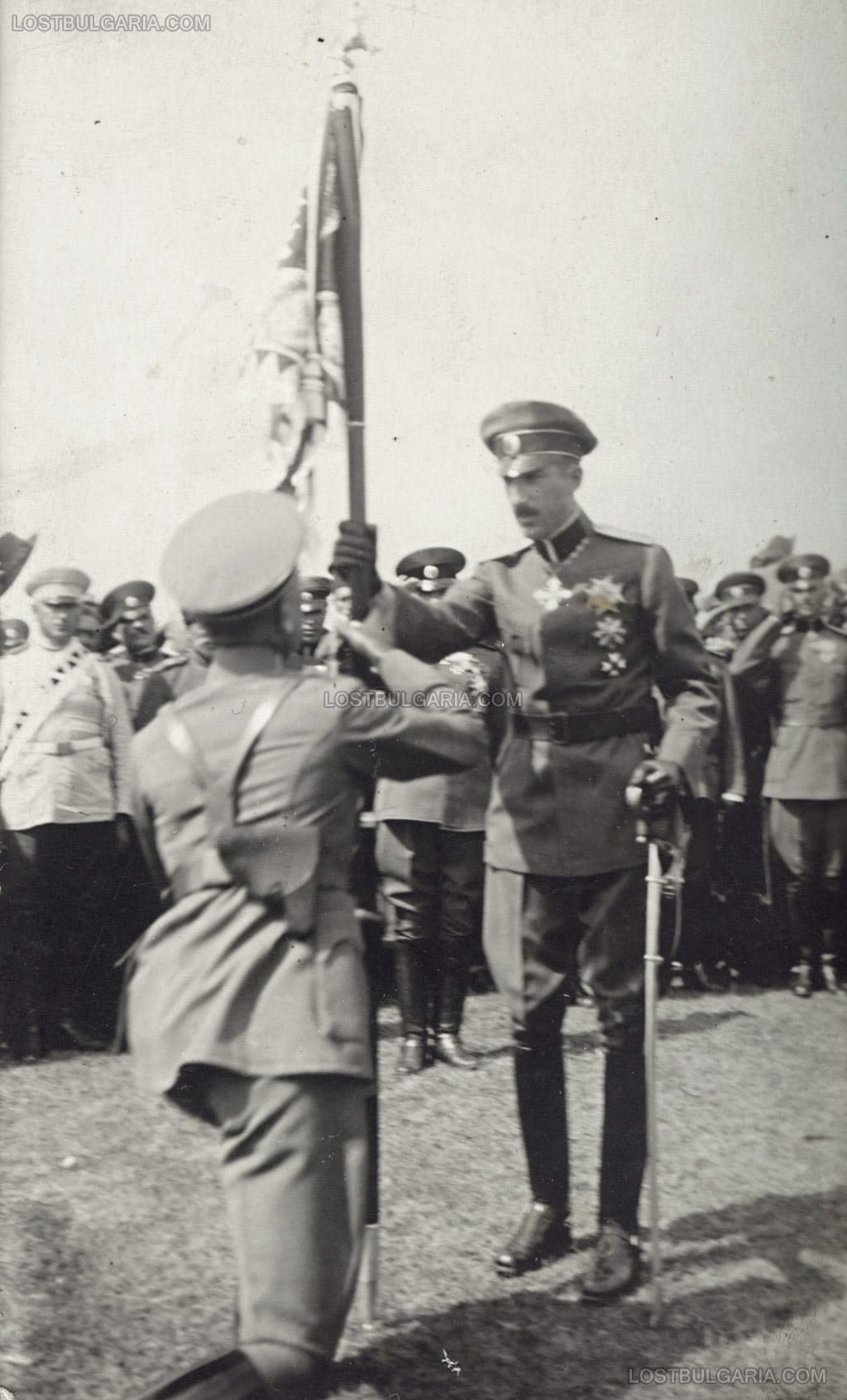 Н.В.Цар Борис ІІІ държи полковия щандарт на тържествена клетва пред бойните знамена на празника на ордена "За храброст" и войската на Гергьовден, 6 май - София, 20-те години на ХХ век