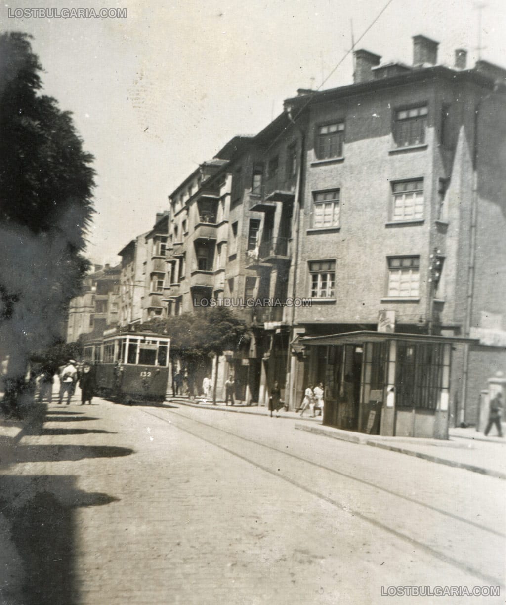 София, "Стъклената спирка" на трамвай №4 на улица "Цар Иван Асен II", 1943 г.