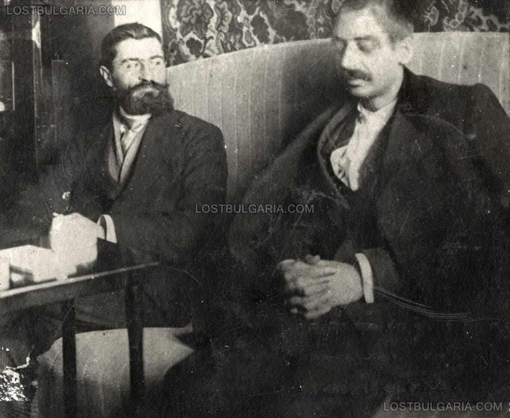 Тодор Александров в дома на приятеля си Пейо Яворов, ослепял след опит за самоубийство, София 1913 г.
