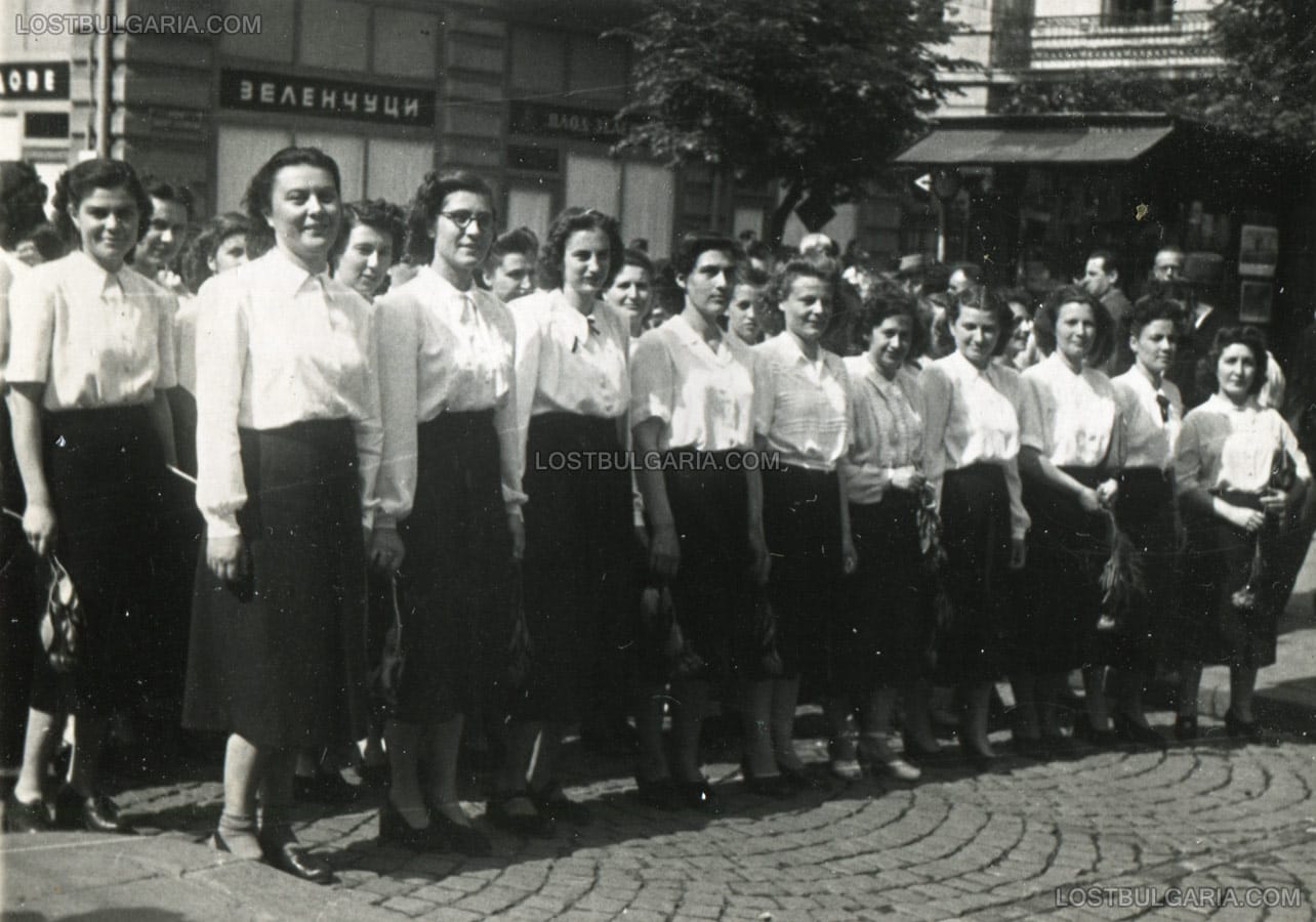 София, снимка за спомен на студентки от манифестацията на 24 май 1951 г.