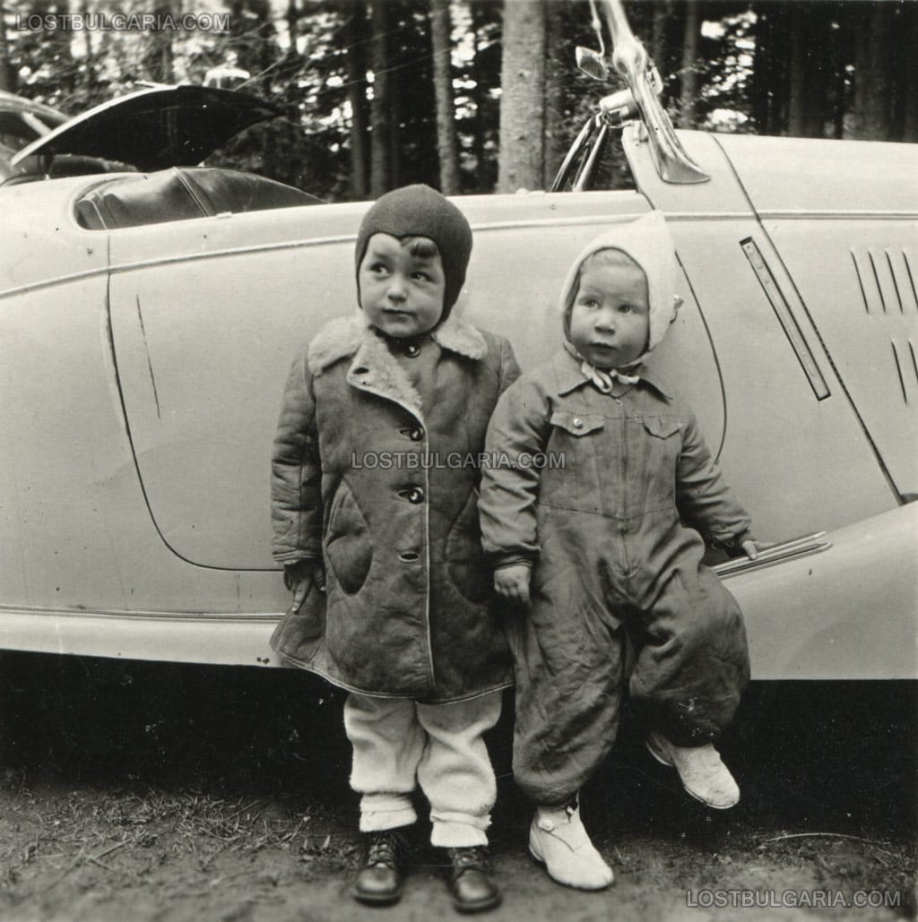 Две деца в пътнически костюми пред открит автомобил, на път за Чам Кория (Боровец), 30-те години на ХХ век