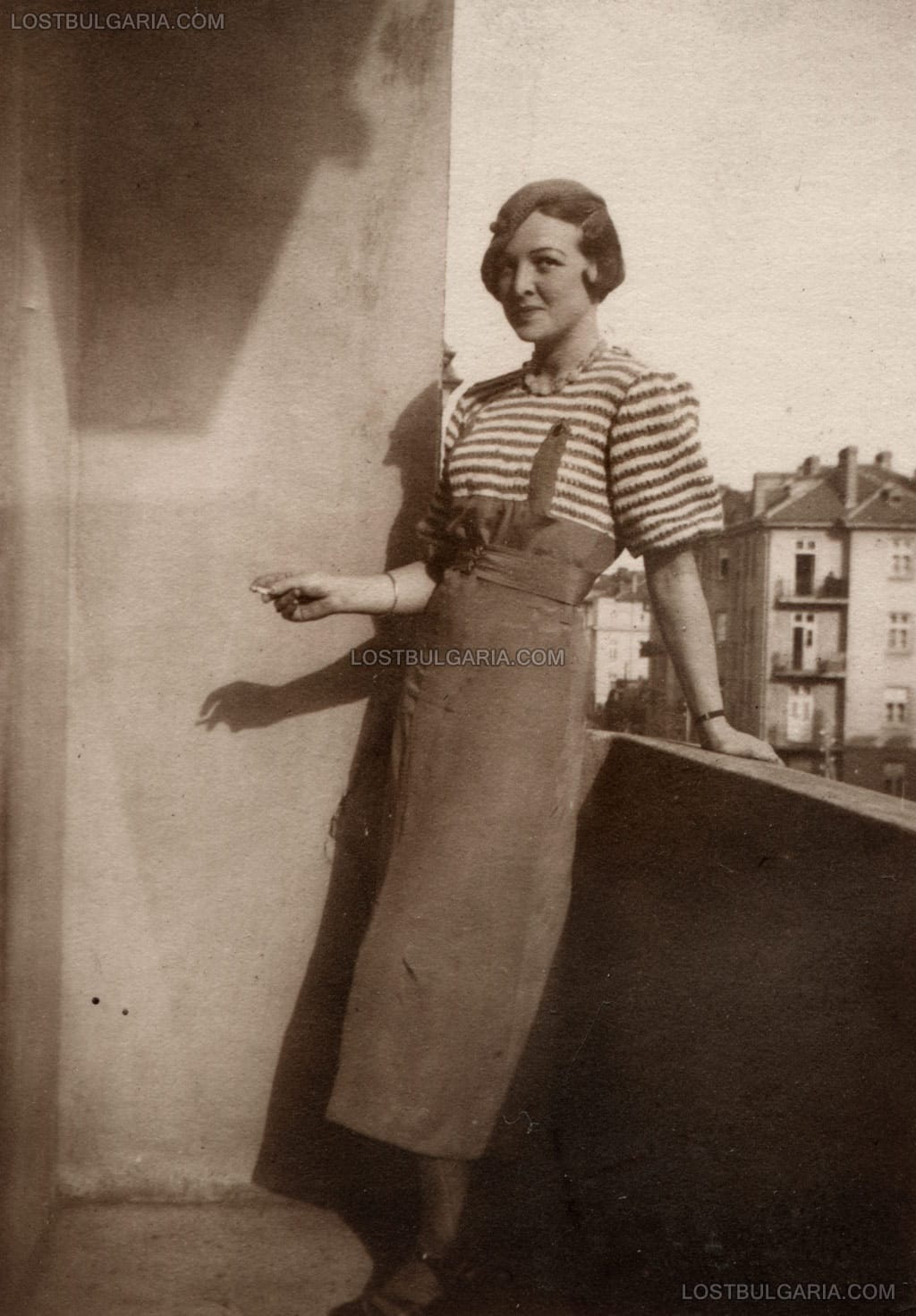 Елегантна млада дама на балкона на новопостроената кооперация "Бориславъ" на ул. "Цар Иван Асен II" №3, София 1927-8 г.