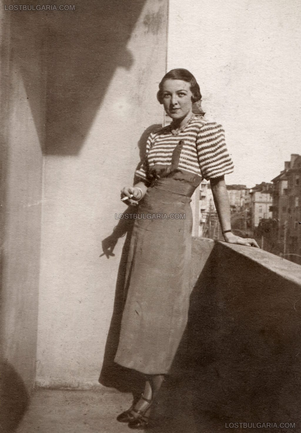 София, елегантна млада дама на балкона на новопостроената кооперация "Бориславъ" на ул. "Цар Иван Асен II" №3, 1927-8 г.