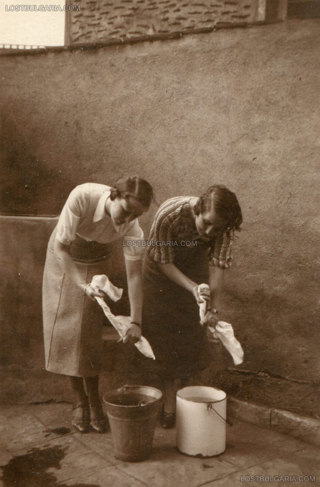 Две млади дами в любителски фото-разказ, пето действие - изстискване на напоените със сълзи кърпи в кофи, София, ул. "Цар Иван Асен II" №6, 1927-8 г.
