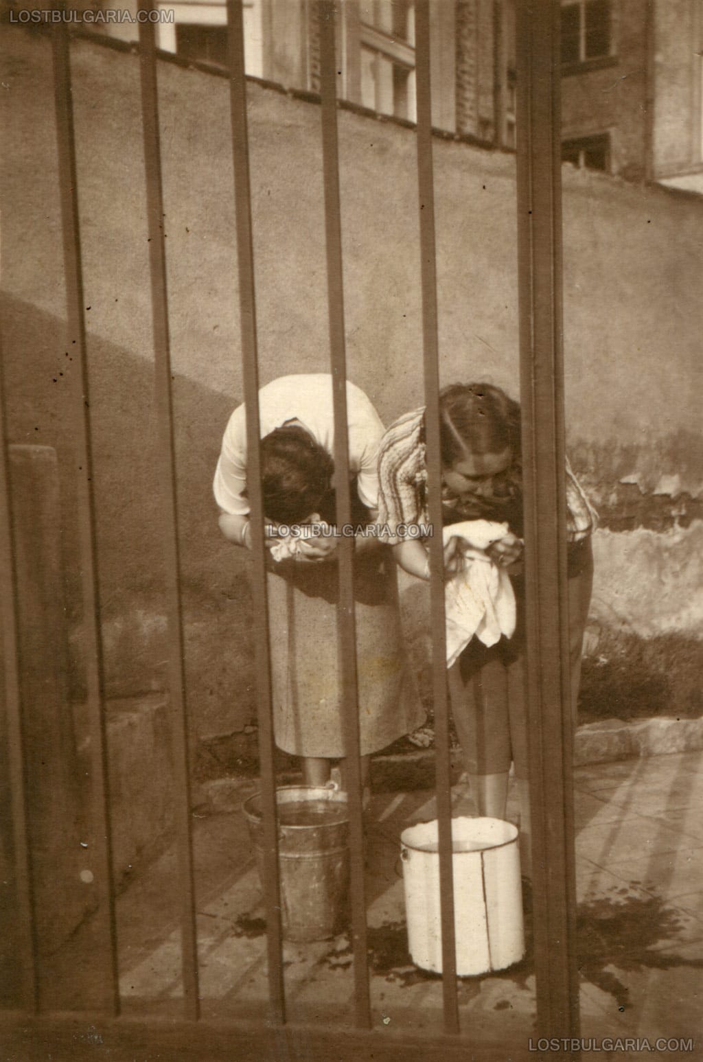 Две млади дами в любителски фото-разказ, четвърто действие - неудържим плач, София, ул. "Цар Иван Асен II" №6, 1927-8 г.
