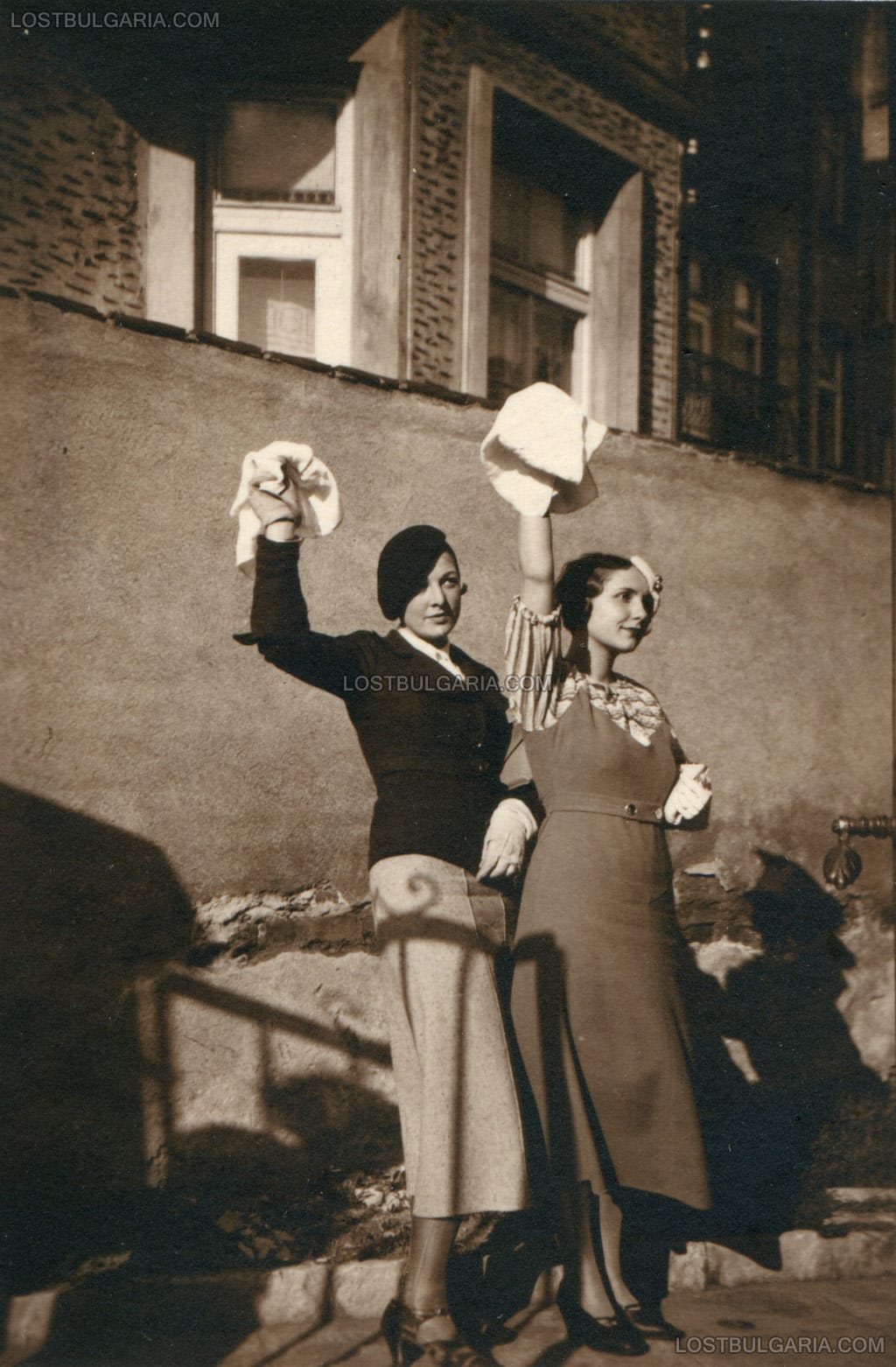 Две млади дами в любителски фото-разказ, трето действие - изпращане пред портата, София, ул. "Цар Иван Асен II" №6, 1927-8 г.