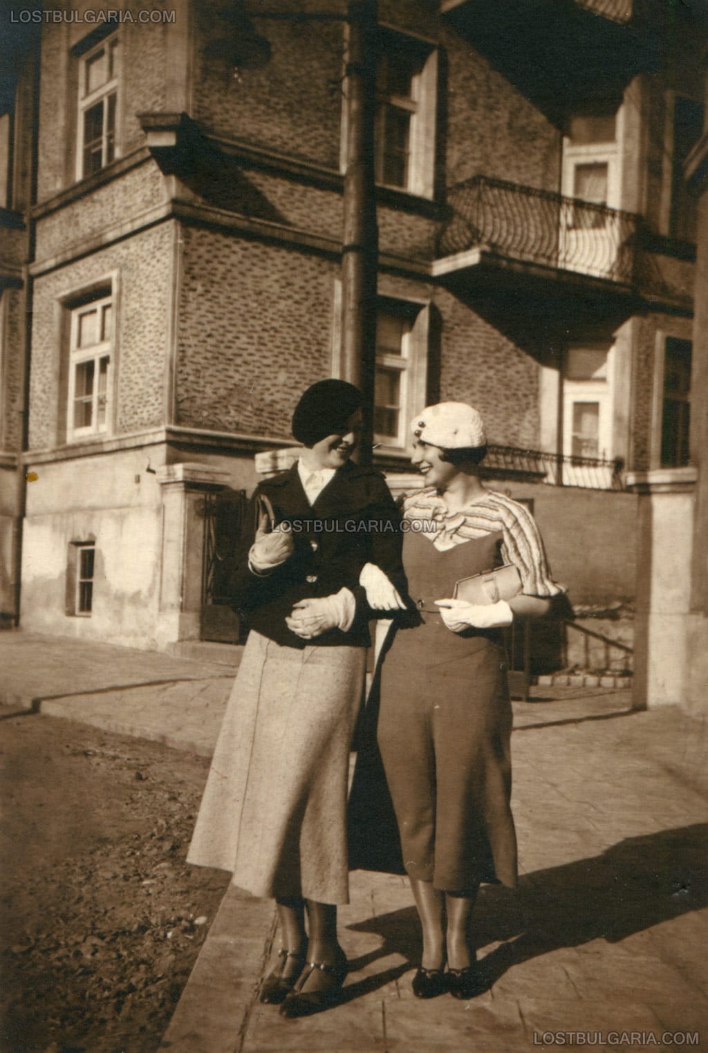 Две млади дами в любителски фото-разказ, първо действие, София, улица "Цар Иван Асен II" №6, 1927-8 г.