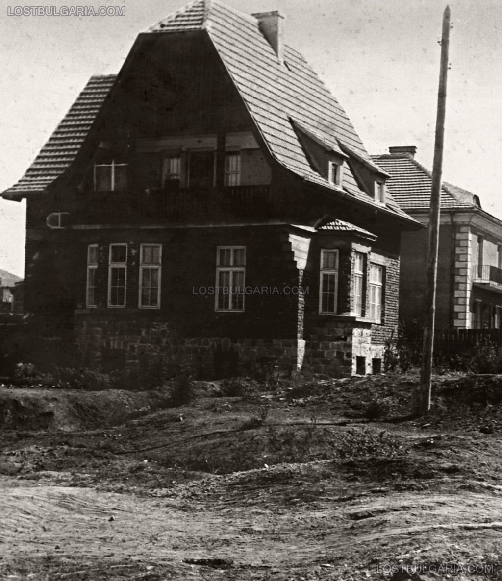София, къщата на семейство Лолови, намирала се на ъгъла на улиците "Цар Иван Асен II" (ляво) и "Николай Гогол" (на преден план), края на 20-те години на ХХ век