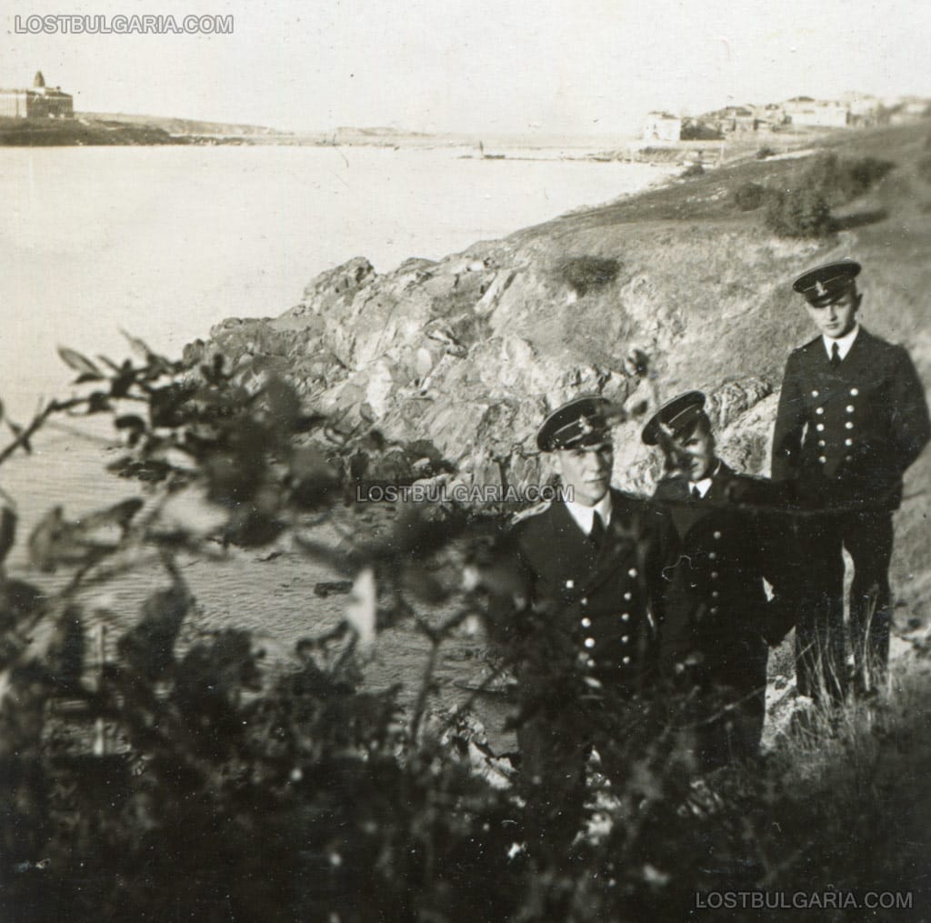 Курсанти от Морското машинно училище, намирало се на о-в "Св.Кирик" край Созопол, 1936 г.