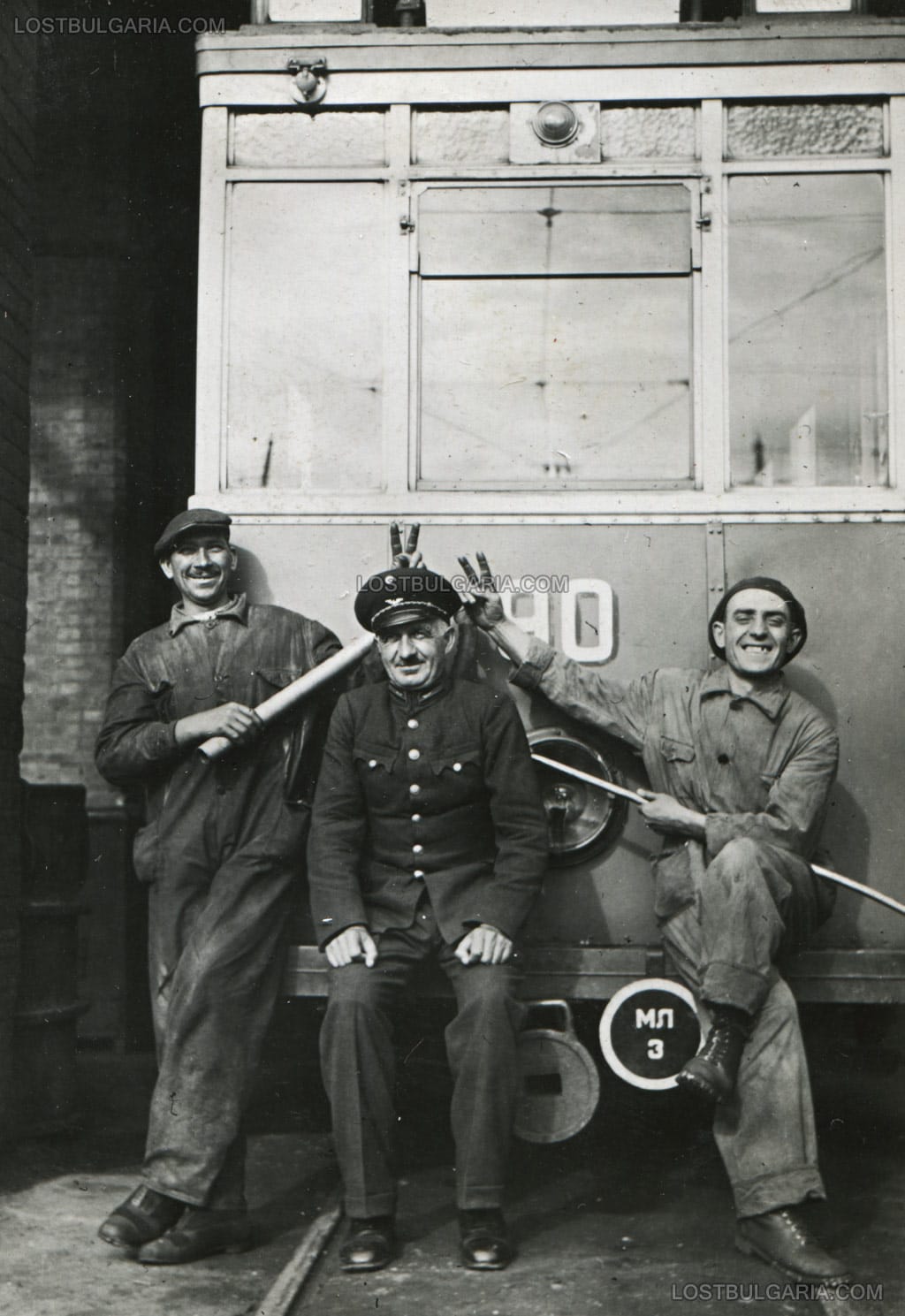 Снимка за спомен в депото пред трамвайна мотриса на служители от Дирекцията на трамваите и осветлението на ул. "Княгиня Мария Луиза", София 1941 г.