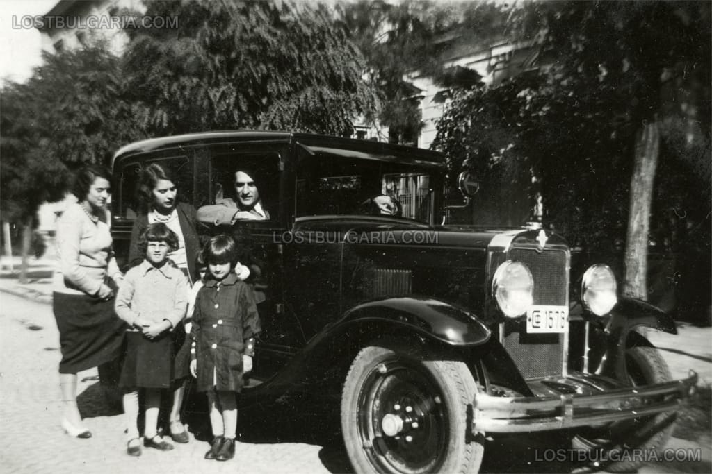 Софийско семейство с автомобил Шевролет, София, 30-те години на ХХ век