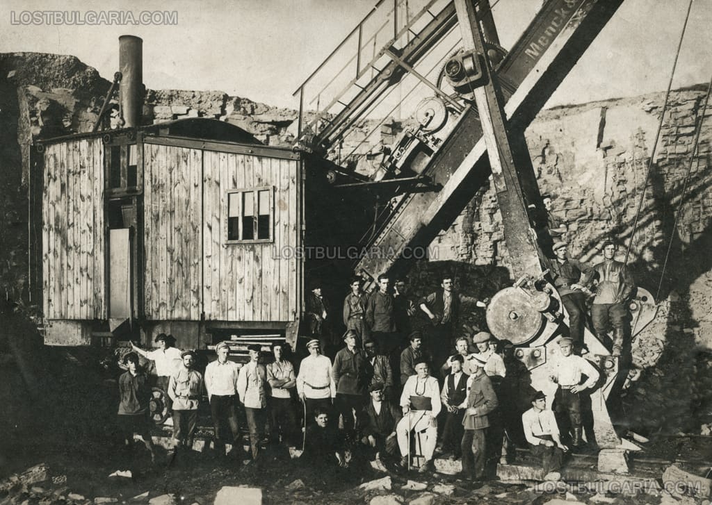 Парен багер, производство на немската фирма “Menck & Hambrock”, вероятно в мини Перник, 20-те години на ХХ век. Повечето от хората на снимката са руски емигранти, пристигнали в България след революцията в Русия