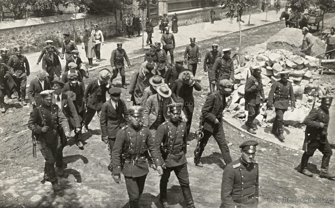 Полицаи водят към съда студенти и гимназисти - политически затворници, арестувани след септемврийското въстание от 1923 г., София 1925 г.