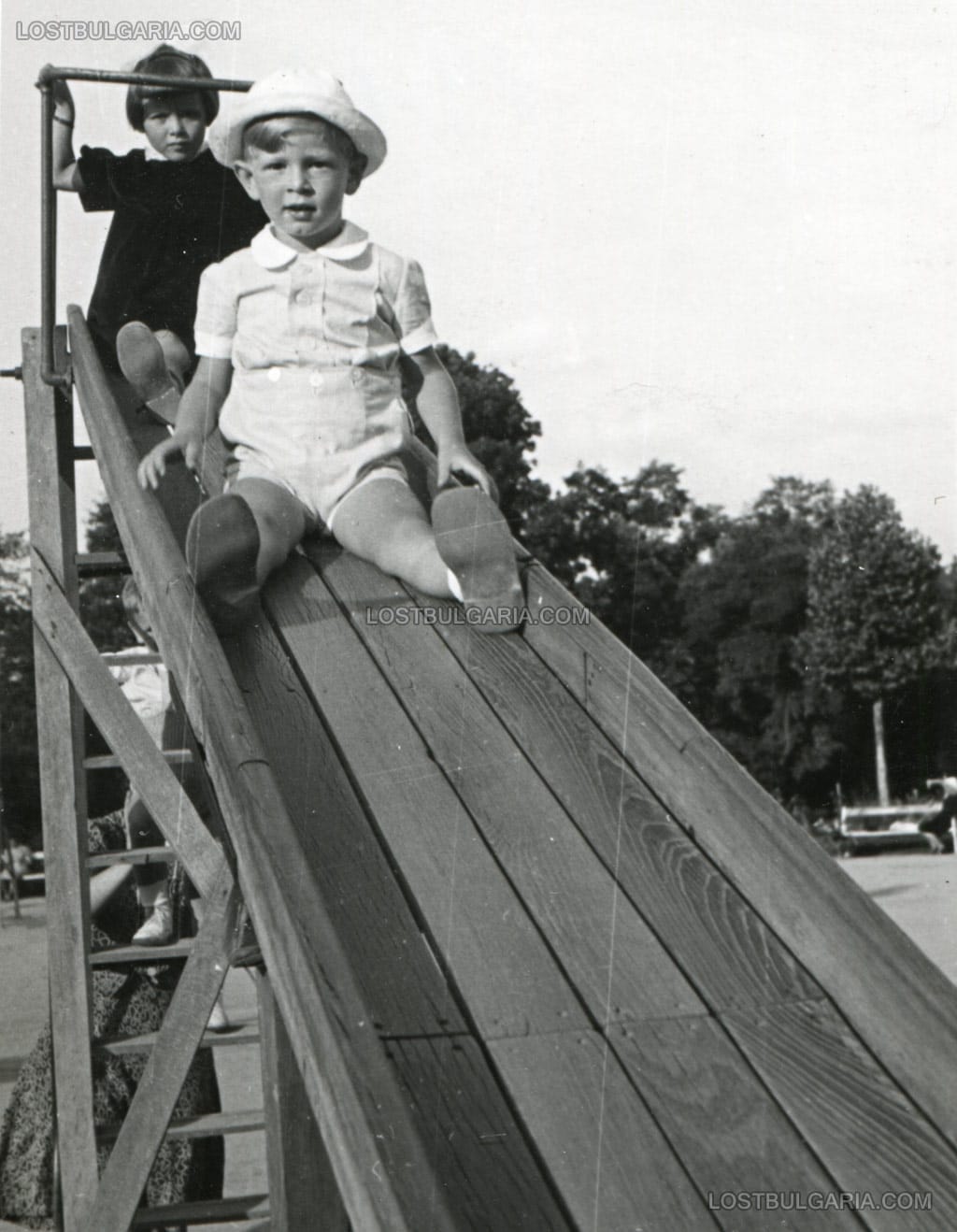 На детската пързалка в Борисовата градина, София 1940 г.