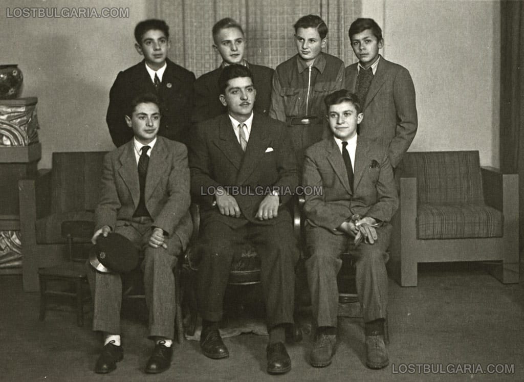 Ученици от френския католически колеж "Свети Августин" и техен преподавател. Последният от дясно, прав е Анани Явашев, Пловдив, ноември 1946 г.