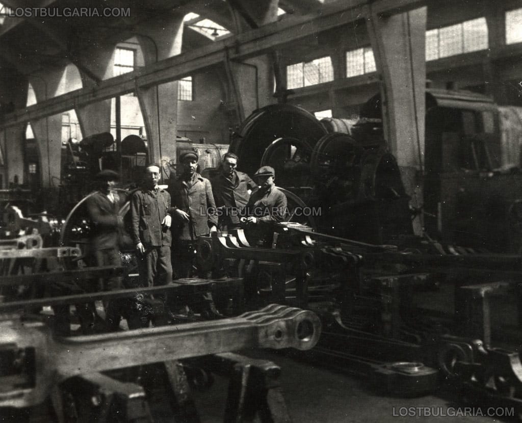 Работници от железопътния завод в едно от халетата на завода, София, 30-те години на ХХ век