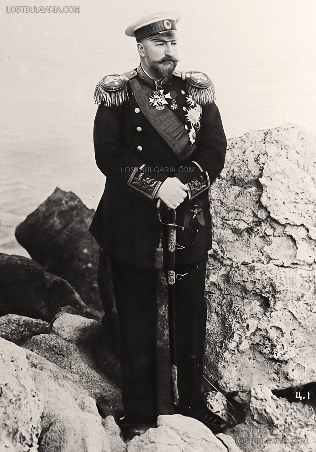 Портрет на Княз Фердинанд в униформа на капитан I-ви ранг, заснет на скалите при Евксиноград, вероятно около 1906-7 г.