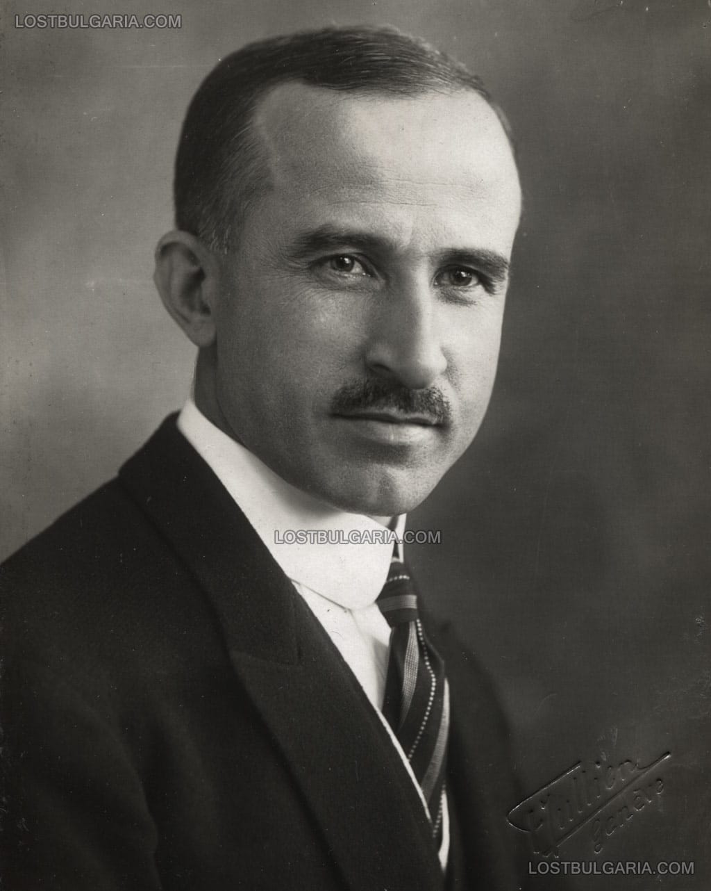 Портретна фотография на полковник Христо Калфов (1883-1945), министър на външните работи, направена при посещение в Женева (Швейцария), 1925 г.