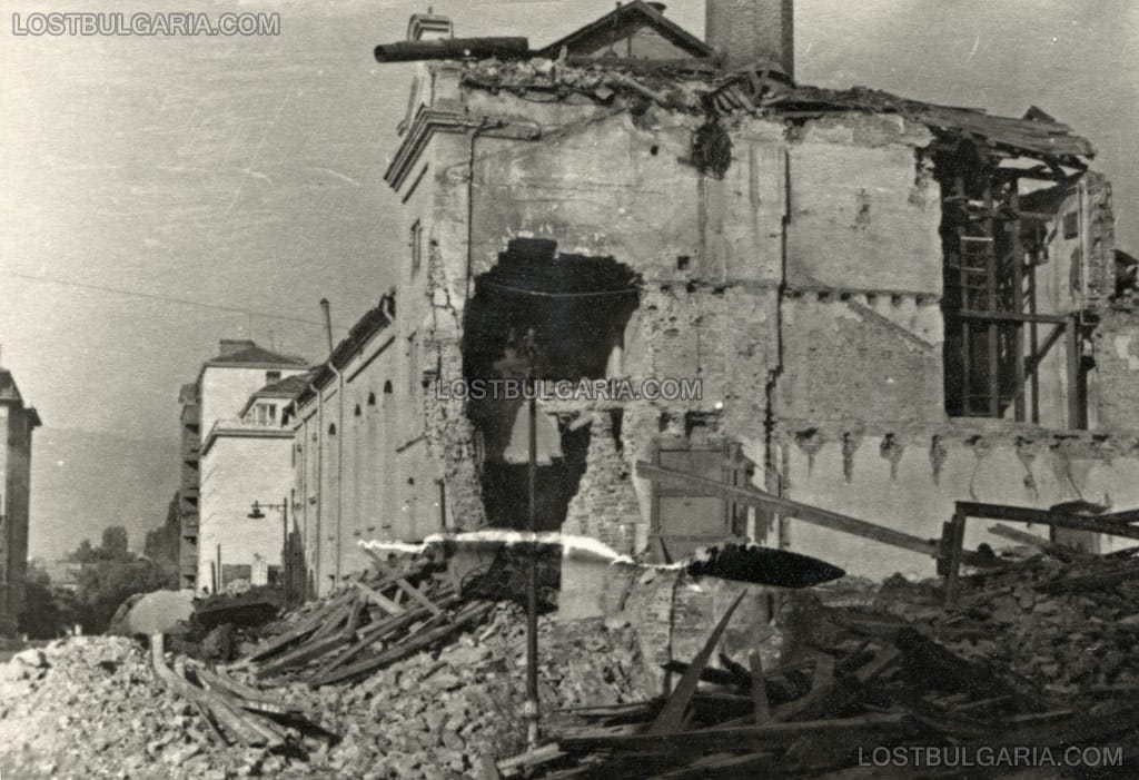 София, улица "Сан Стефано", ъгъла с ул. "Шейново" - разчистване на отломки от сградата на бирената фабрика на братя Прошек, пострадала при съюзническите бомбардировки, вероятно лятото на 1944 г.