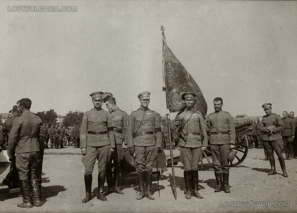 Снимка за спомен с бойното знаме на пионерна част, Южния фронт, ранната есен на 1917 г.