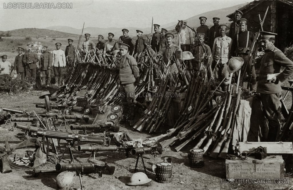 Войници и офицери от 34-ти пехотен Троянски полк, с богати трофеи от пленено британско въоръжение - пушки, картечници, каски. Дойран, лятото на 1917 г.