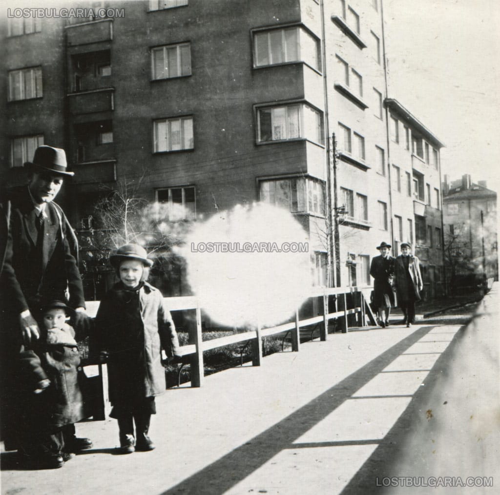 На мостчето над Перловската река срещу улица "Тракия", днешна "Н.В.Гогол", София, 40-те години на ХХ век