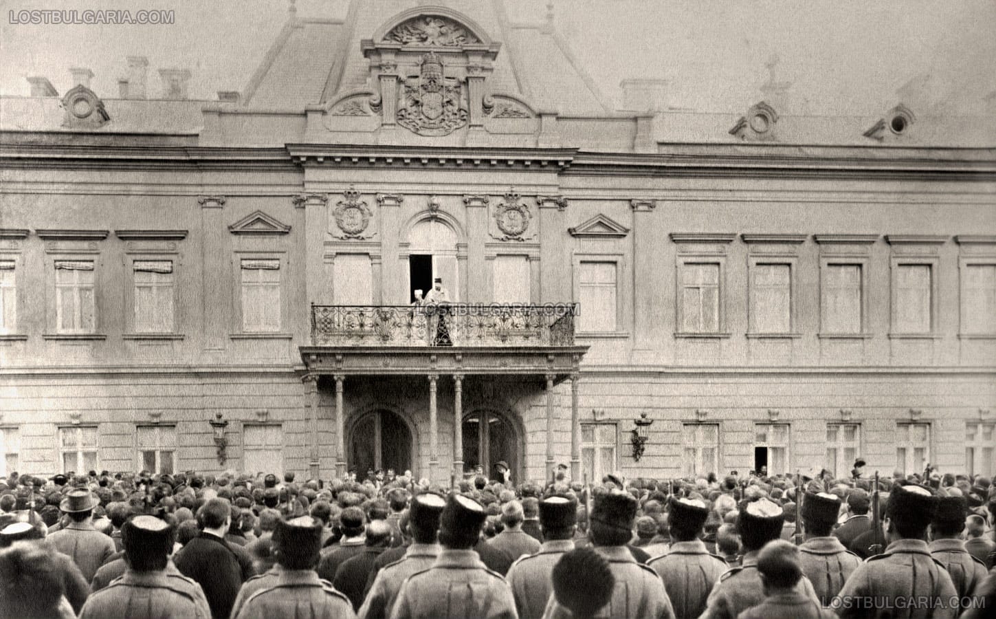 Княз Фердинанд приема поздрави от балкона на Двореца в София по повод раждането на сина си - престолонаследника Княз Борис Търновски, 18 януари (стар стил) 1894 г.